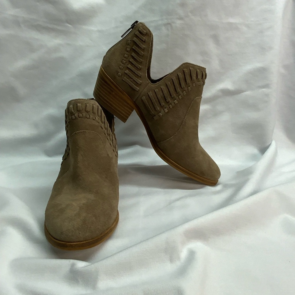 NWT Vince Camuto Taupe Prism Suede Ankle Booties Women’s Size 7.5 New with flaws